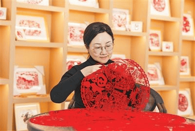 四川巴中残疾人剪纸艺术家李亚雪 巧手剪出精彩人生