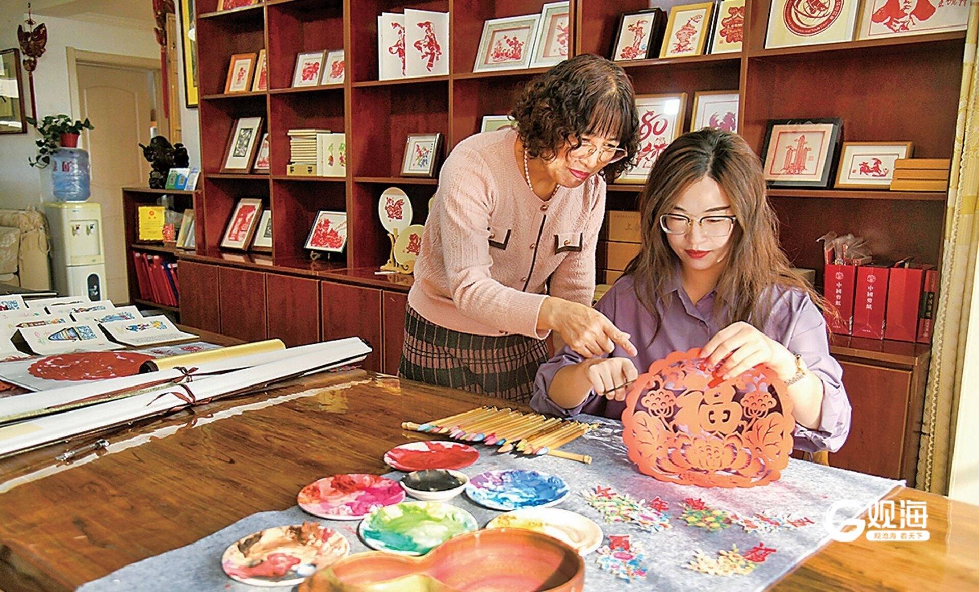 “活下来”“火起来”母女匠心“剪”出青岛非遗新天地
